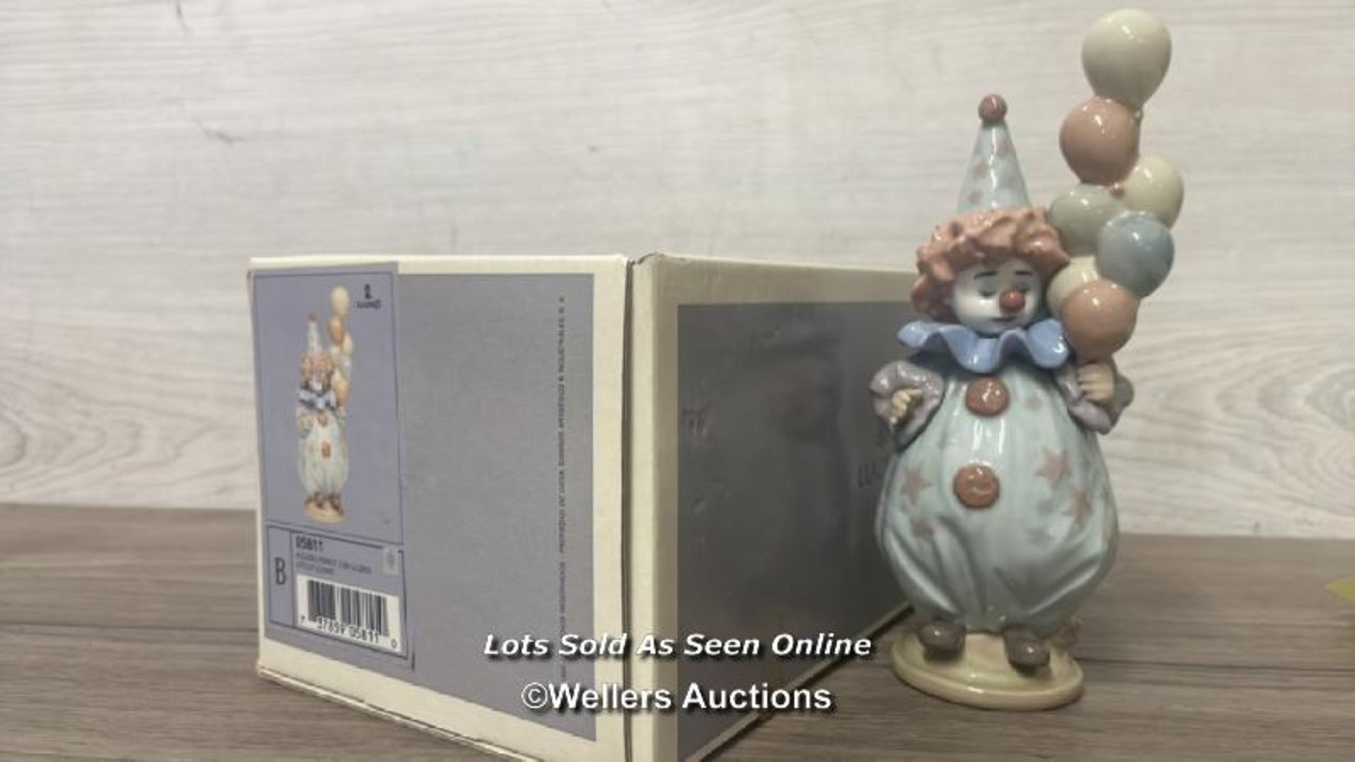 LLADRO FIGURE "LITTLEST CLOWN" NO.05811, COLLAR HAS A SMALL CHIP OTHERWISE GOOD CONDITION, 18.5CM - Image 5 of 5