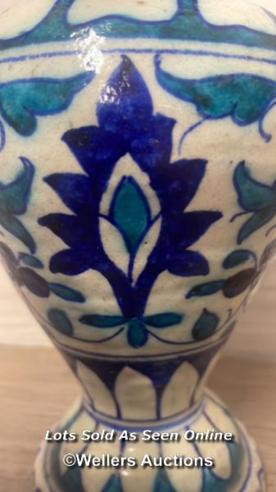 TWO SIMILAR MULTAN POTTERY VASES FROM PAKISTAN, HAND PAINTED BLUE & TURQUOISE FOLIAGE AND FLOWER - Bild 3 aus 15