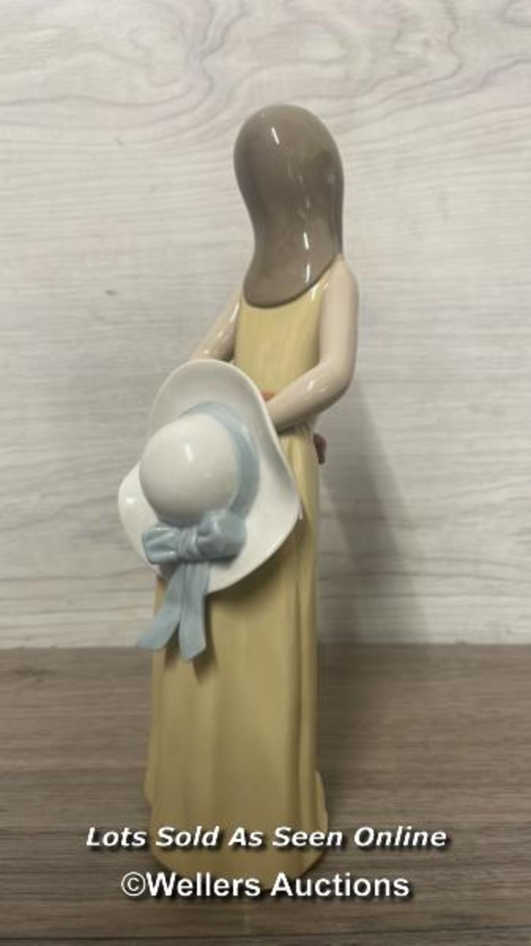 THREE LLADRO FIGURINES TO INCLUDE "BOY WITH YACHT" NO.4810, "GIRL WITH STRAW HAT" NO.5006 AND RABBIT - Bild 7 aus 13