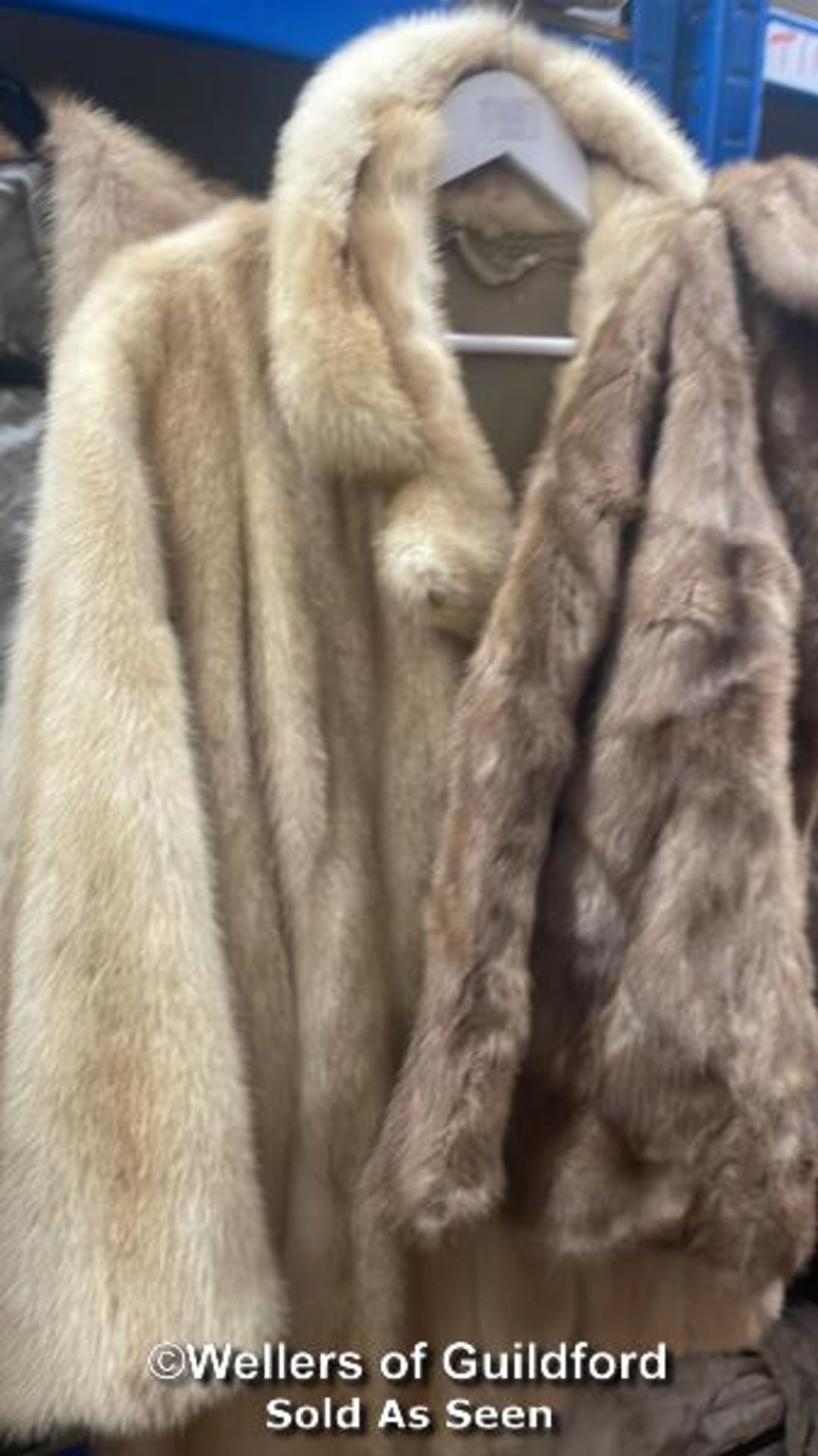 *ELEVEN ASSORTED VINTAGE FUR COATS - Bild 7 aus 12