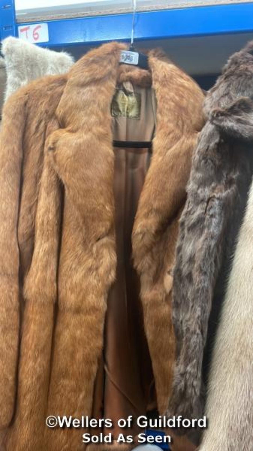 *ELEVEN ASSORTED VINTAGE FUR COATS - Bild 4 aus 12