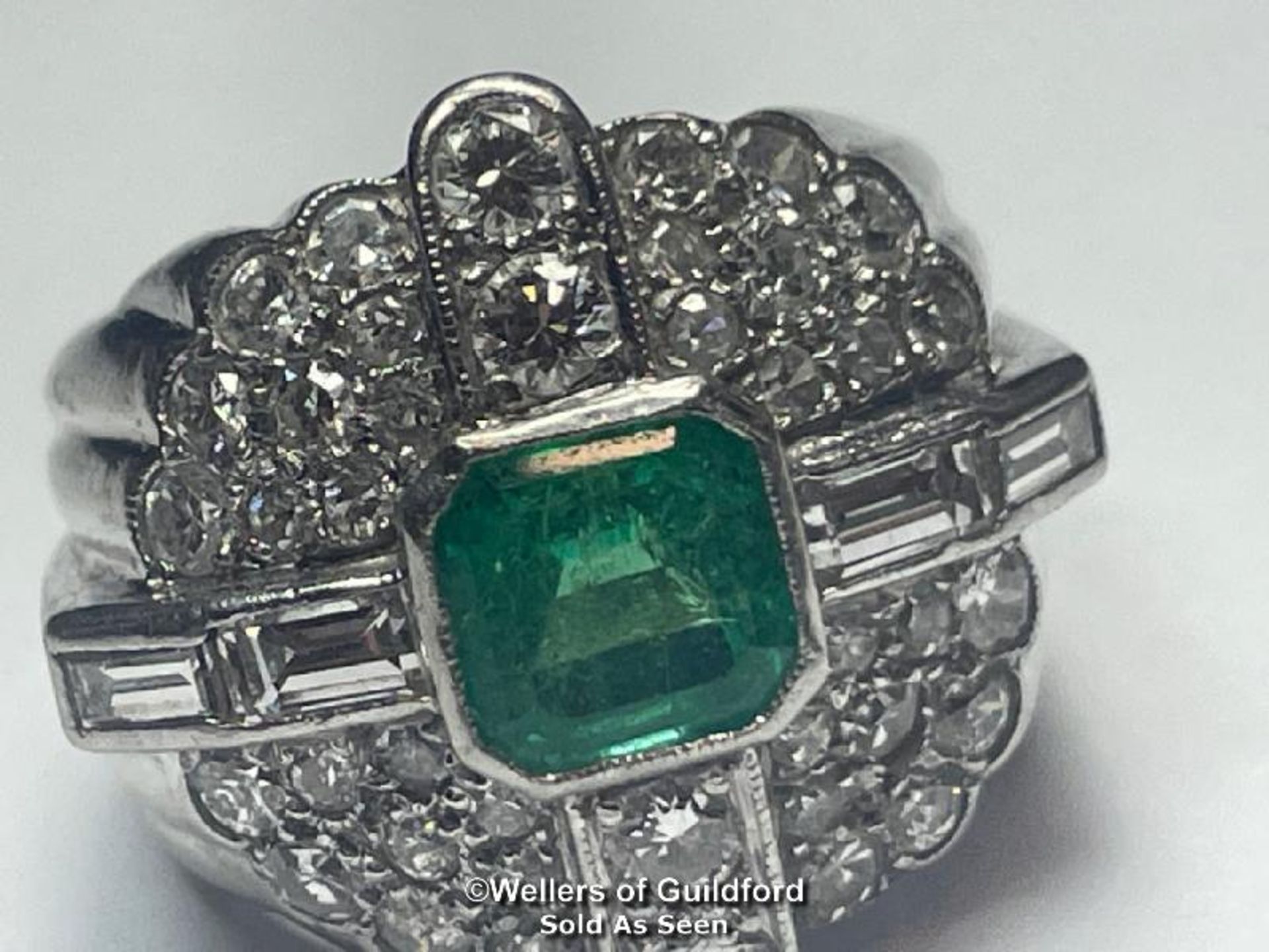 EMERALD AND DIAMOND RING STAMPED PT950, SET WITH ROUND BRILLIANT CUT, SINGLE CUT AND BAQUETTE CUT - Image 7 of 10