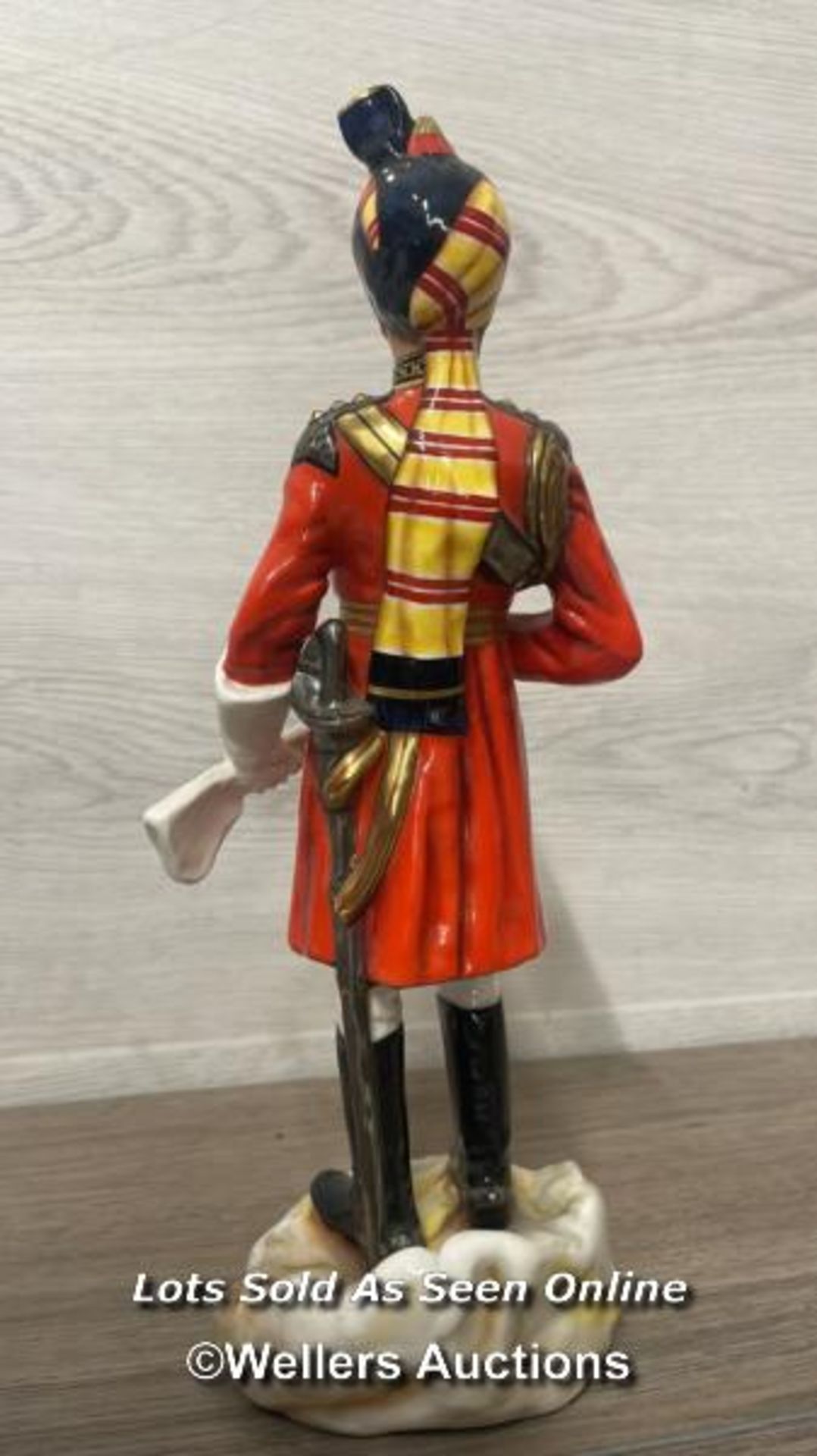 MICHAEL J SUTTY HAND PAINTED PORCELAIN FIGURE, GOVERNORS BODYGUARDS, MADRAS, MODEL NO.106 LIMITED - Bild 2 aus 5