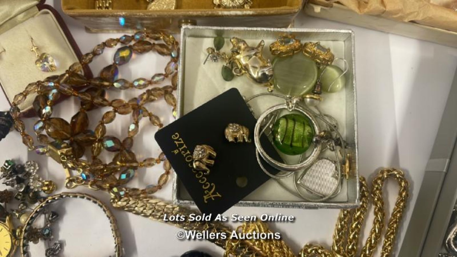 A LARGE COLLECTION OF COSTUME JEWELLERY INCLUDING PIERRE CARDIN DESIGNER COLLECTION NECKLACE & - Image 10 of 24