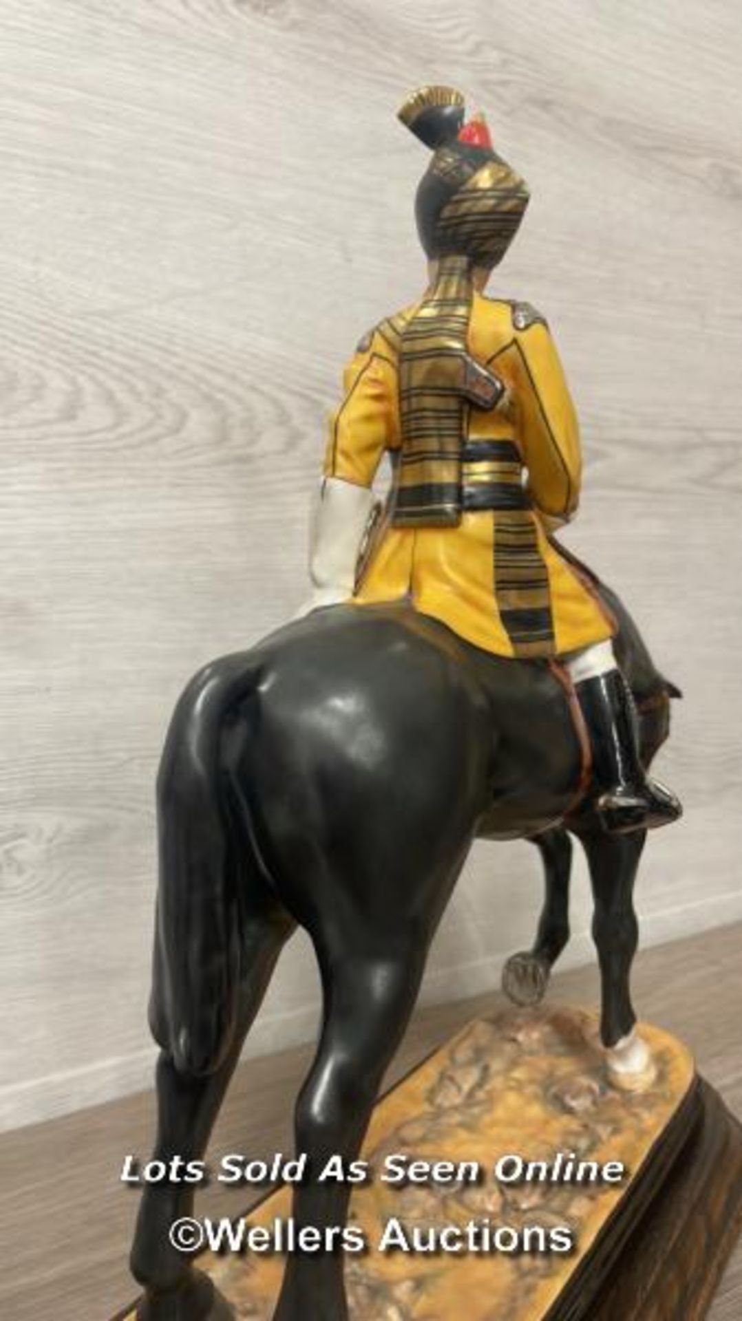 MICHAEL J SUTTY HAND PAINTED PORCELAIN FIGURE, SKINNERS HORSE, OFFICER 1911, MODEL NO.5 LIMITED - Bild 8 aus 11