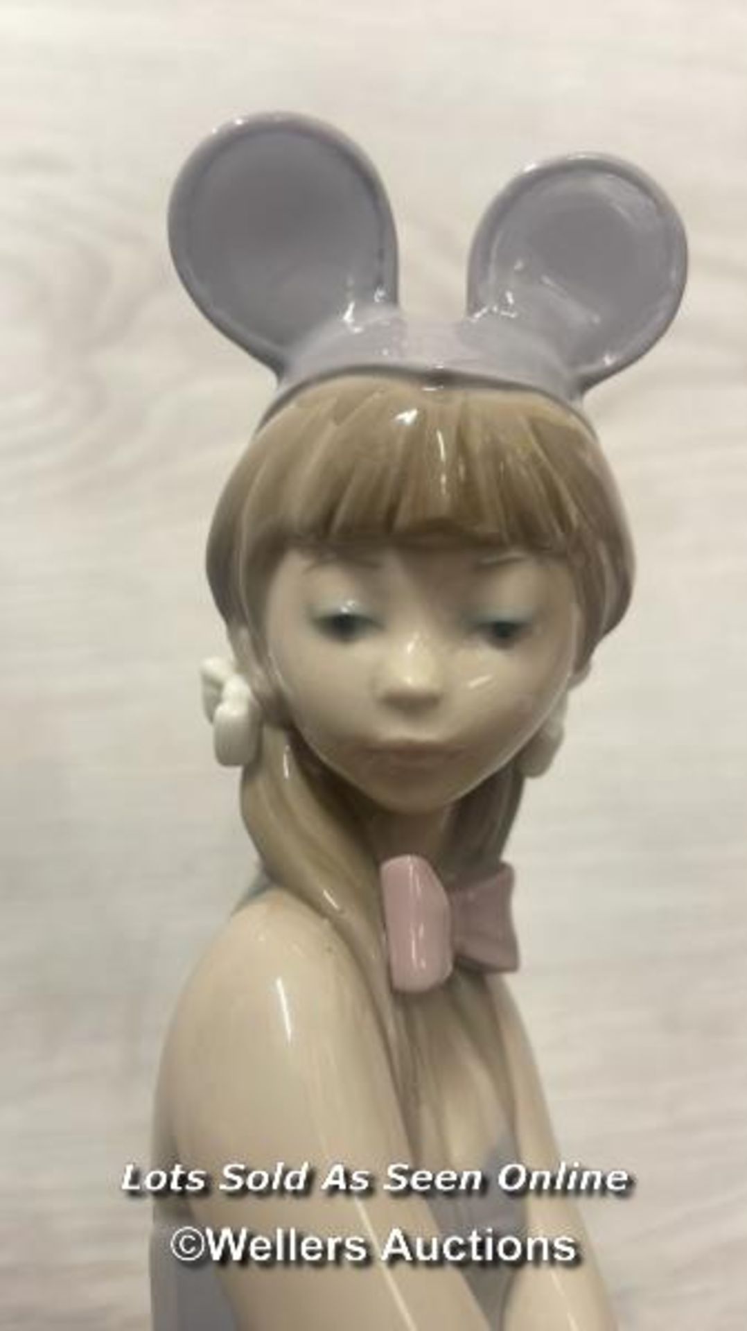 A RETIRED LLADRO FIGURE OF A SEATED GIRL DRESSED AS A MOUSE NO. 5162 'MINDY', 25CM HIGH, OVERALL - Image 3 of 6