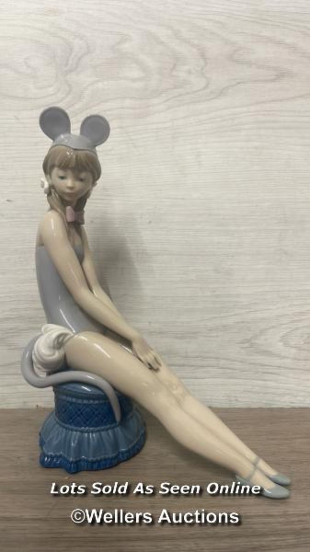 A RETIRED LLADRO FIGURE OF A SEATED GIRL DRESSED AS A MOUSE NO. 5162 'MINDY', 25CM HIGH, OVERALL