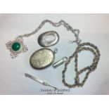 LOT OF SILVER JEWELLERY, TO INCLUDE AN OVAL ENGRAVED LOCKET, HAMMERED BROOCH, GREEN STONE PENDANT