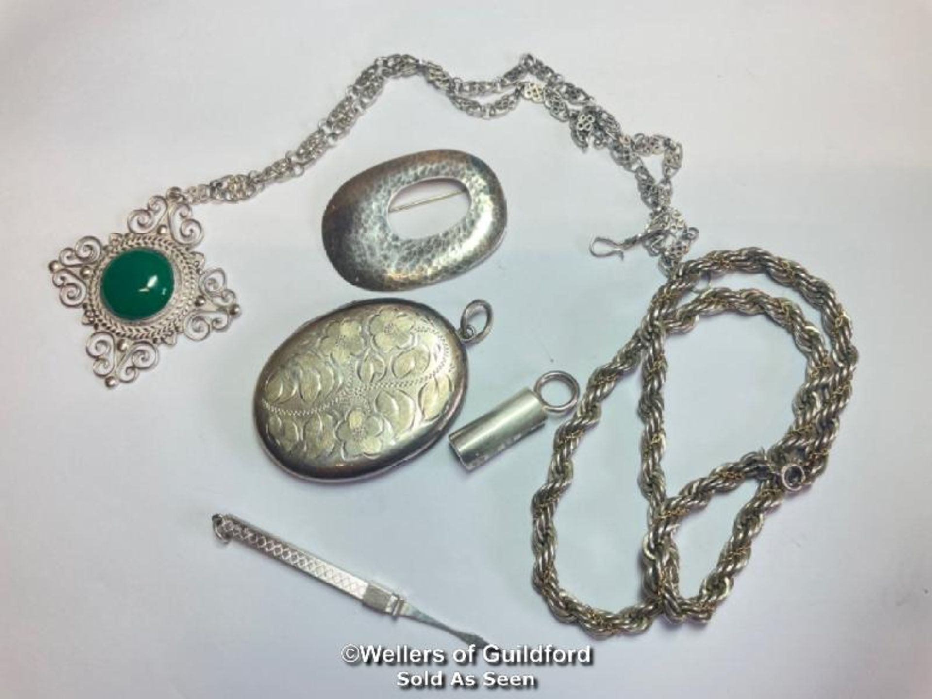 LOT OF SILVER JEWELLERY, TO INCLUDE AN OVAL ENGRAVED LOCKET, HAMMERED BROOCH, GREEN STONE PENDANT