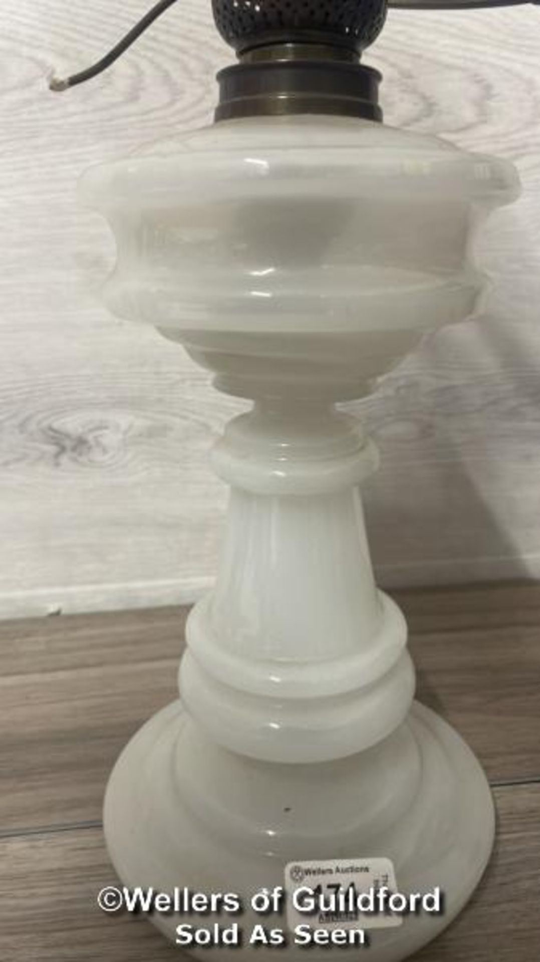 *MILK GLASS OIL LAMP, 50CM HIGH WITH CHIMNEY - Bild 2 aus 3