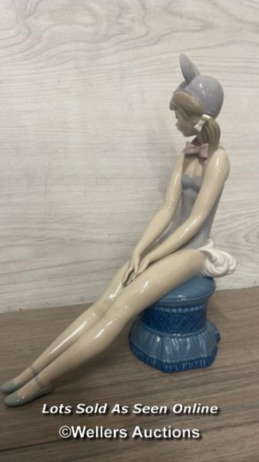 A RETIRED LLADRO FIGURE OF A SEATED GIRL DRESSED AS A MOUSE NO. 5162 'MINDY', 25CM HIGH, OVERALL - Bild 2 aus 6