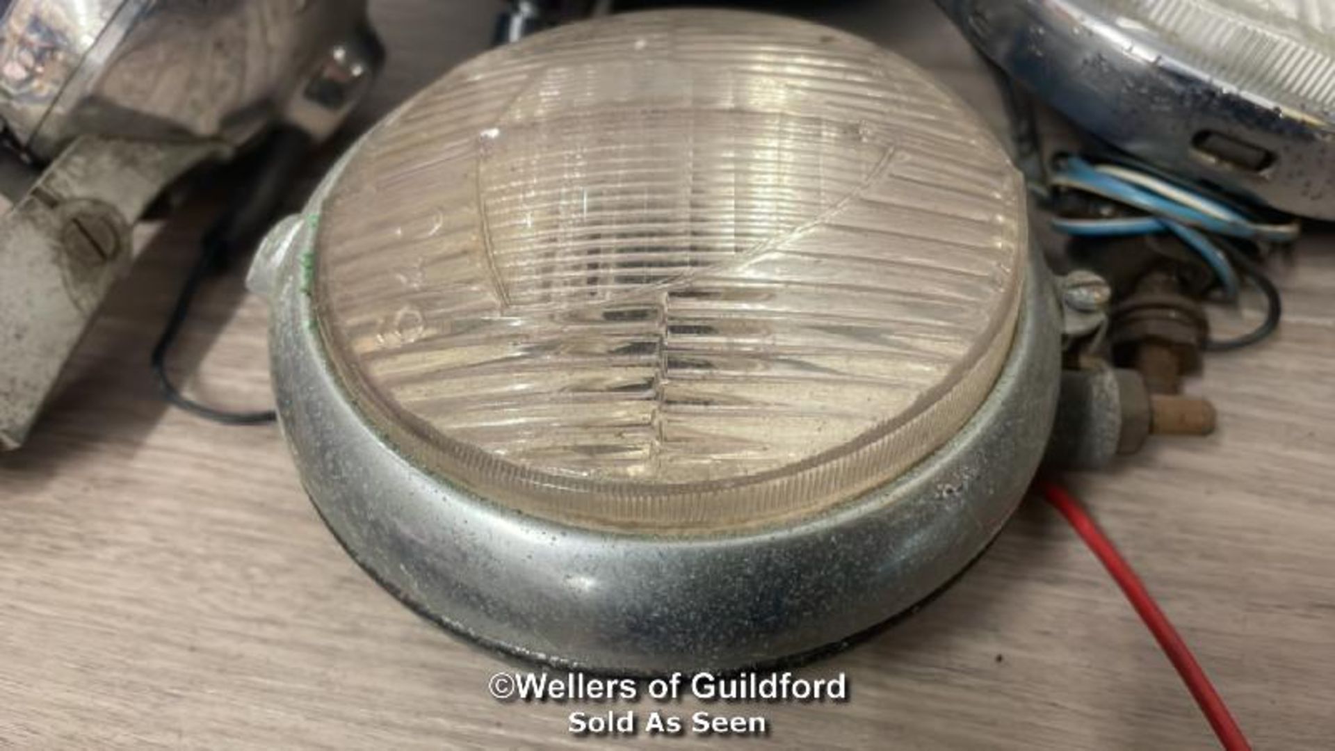 VINTAGE AUTOMOTIVE - ELEVEN ASSORTED CIRCULAR HEADLIGHTS INCLUDING WIPAC AND FARLIGHT - Image 6 of 6