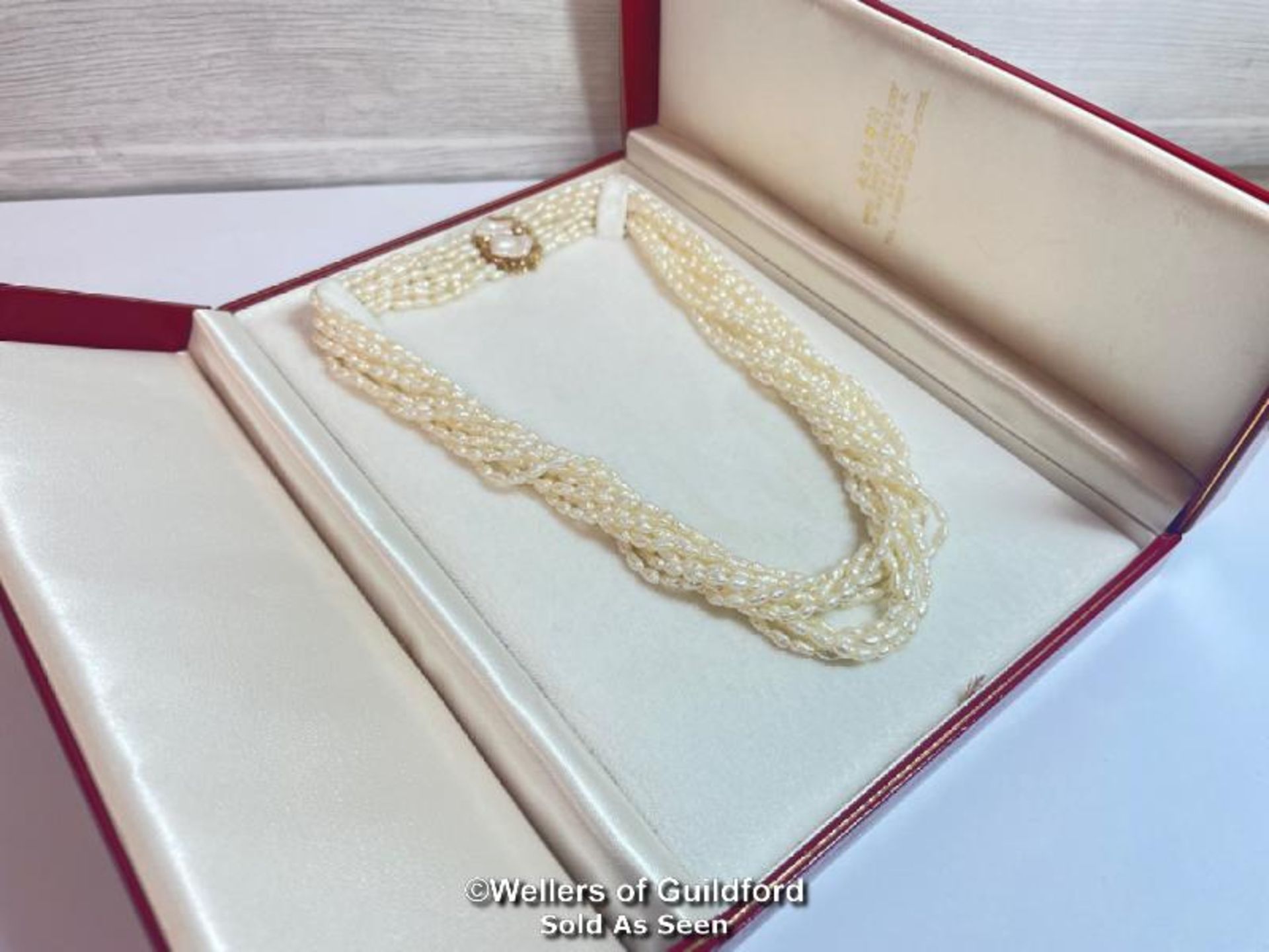 A MULTI ROW NECKLACE OF ELEVEN ROWS OF CULTURED FRESHWATER RICE PEARLS STRUNG TO CLASP SET WITH - Bild 6 aus 6