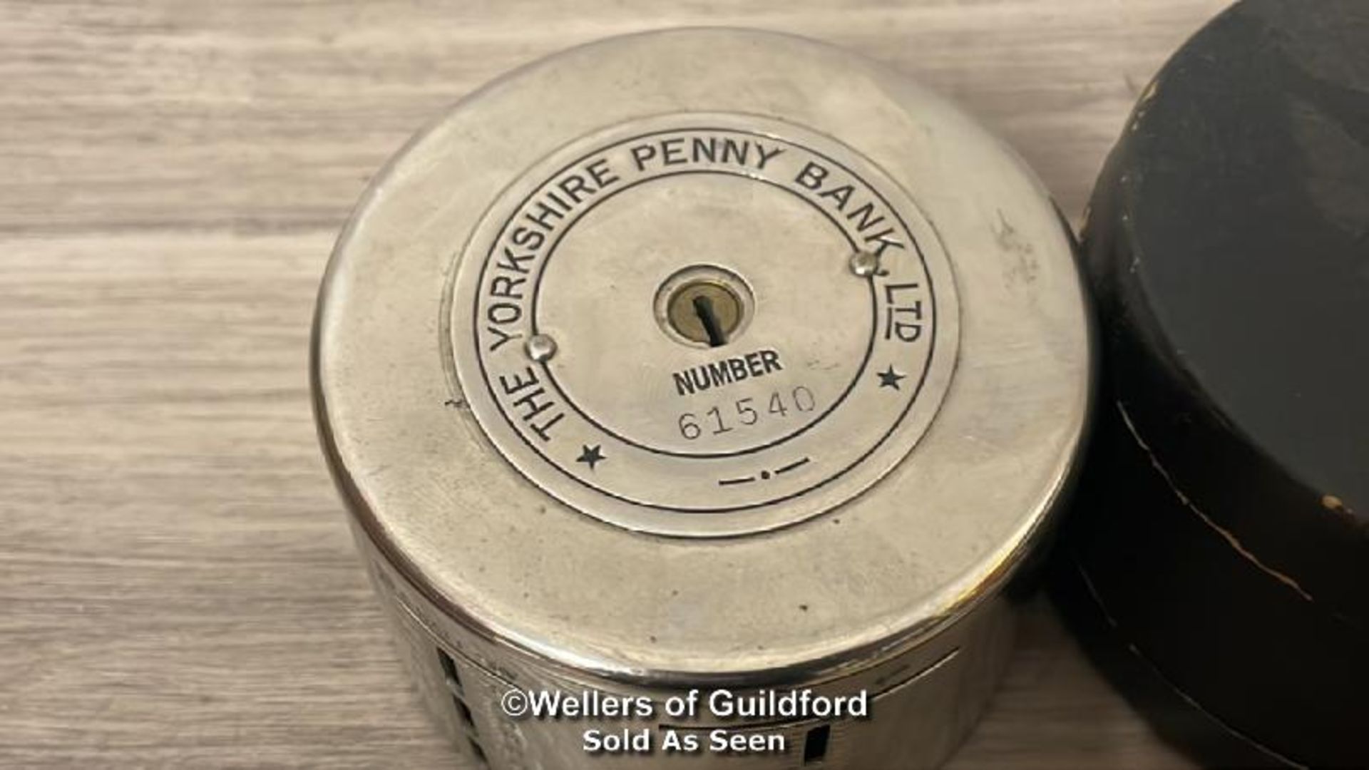 A METAL MONEY BOX "THE YORKSHIRE PENNY BANK LTD" NO. 61540 IN ORIGINAL BOX, A SET OF FIVE SPOONS AND - Bild 2 aus 7