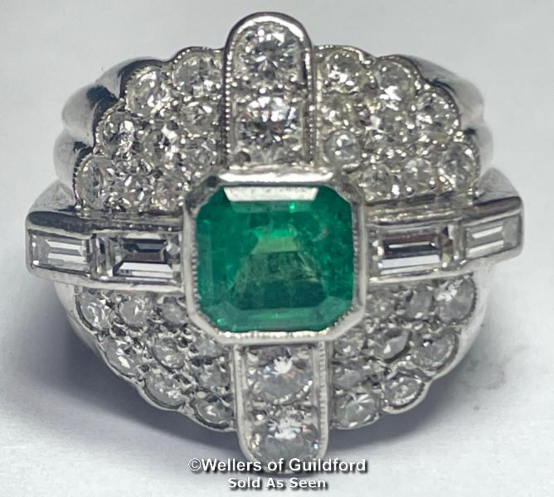 EMERALD AND DIAMOND RING STAMPED PT950, SET WITH ROUND BRILLIANT CUT, SINGLE CUT AND BAQUETTE CUT - Image 9 of 10