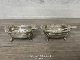 A PAIR OF STERLING SILVER MUSTARD POTS ON CLAWED FEET WITH SPOONS, 4.5CM HIGH, TOTAL WEIGHT 383G