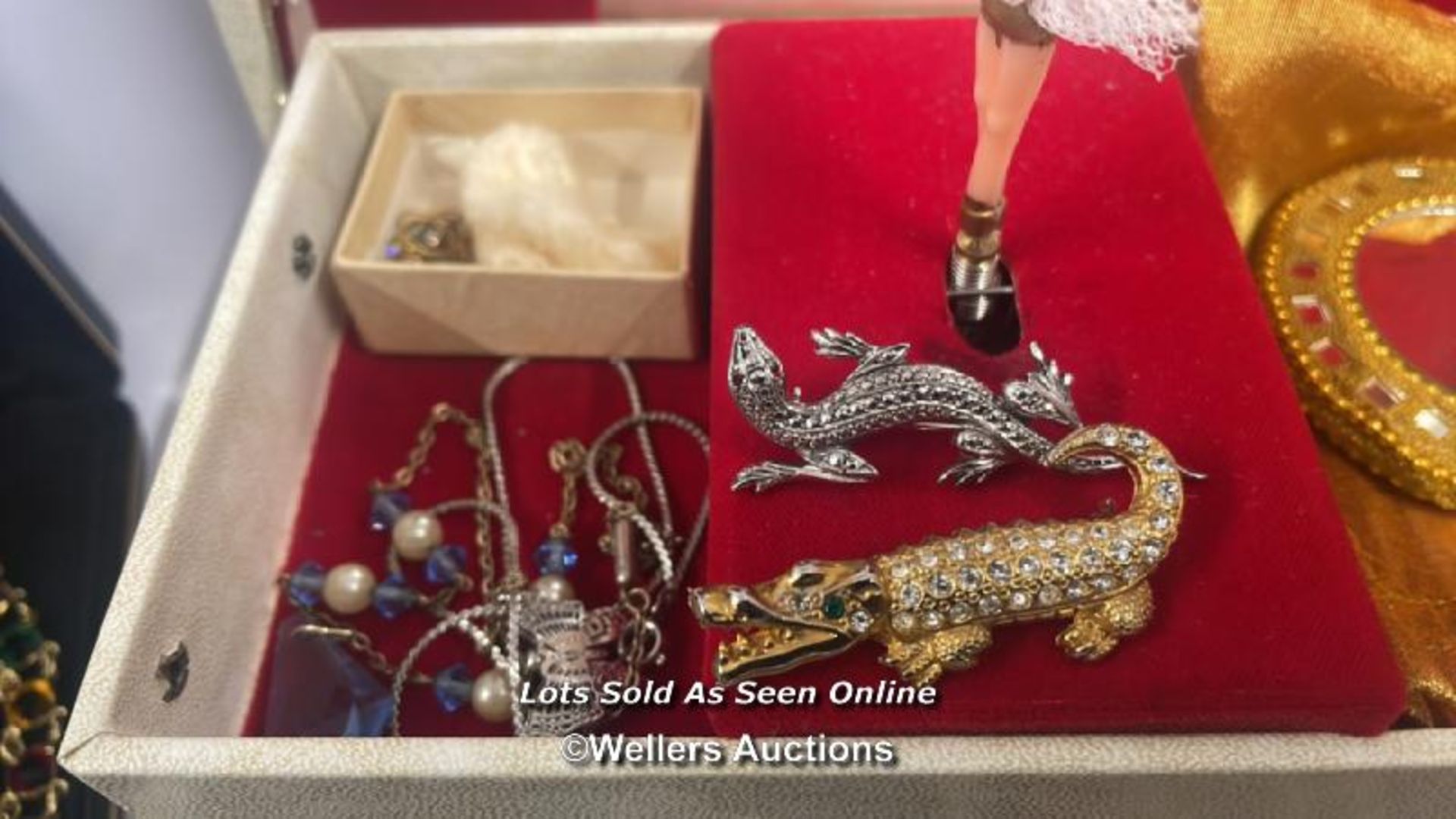 A LARGE COLLECTION OF COSTUME JEWELLERY INCLUDING PIERRE CARDIN DESIGNER COLLECTION NECKLACE & - Image 5 of 24