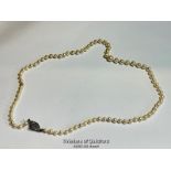 A CULTERED PEARL NECKLACE WITH SILVER & MARCASITE CLASP, 43CM LONG