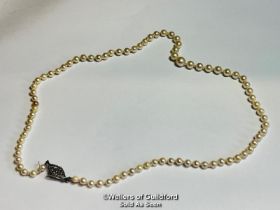 A CULTERED PEARL NECKLACE WITH SILVER & MARCASITE CLASP, 43CM LONG