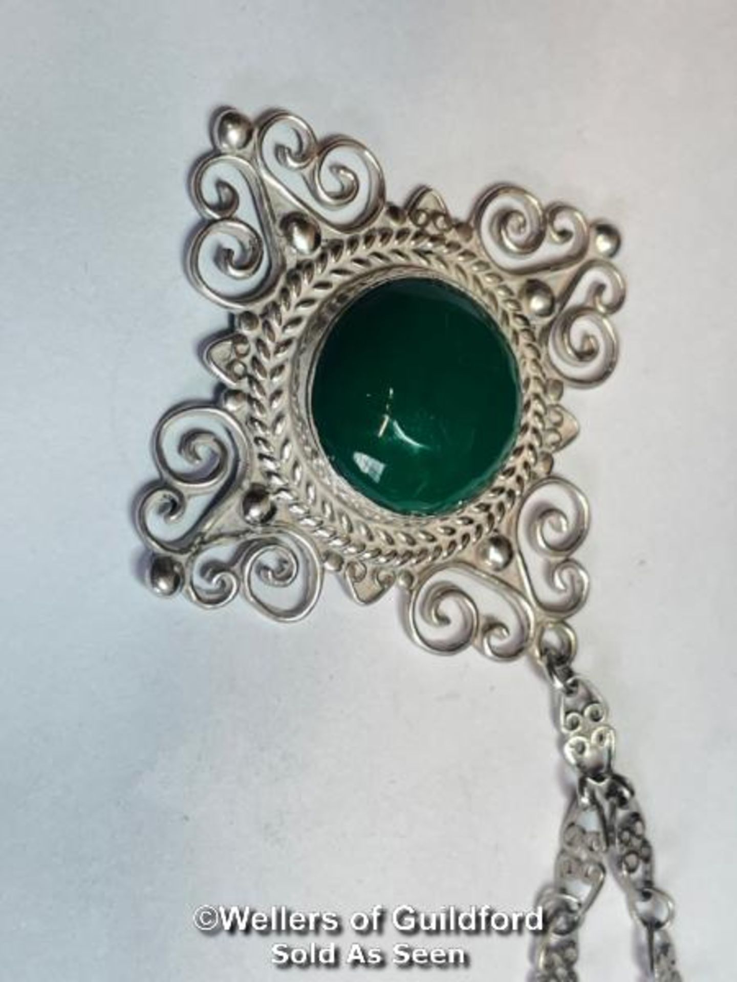 LOT OF SILVER JEWELLERY, TO INCLUDE AN OVAL ENGRAVED LOCKET, HAMMERED BROOCH, GREEN STONE PENDANT - Image 7 of 13