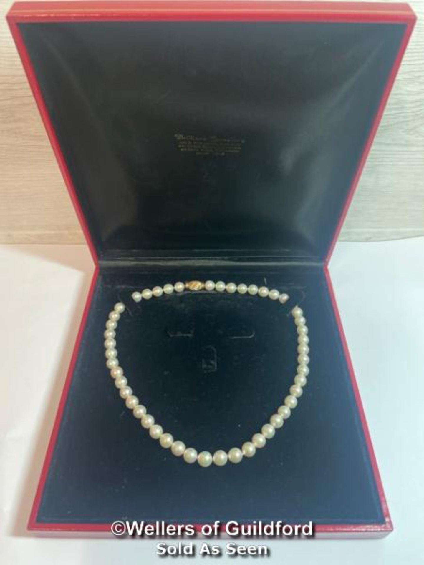 A SINGLE ROW OF CULTURED AKOYA PEARLS STRUNG KNOTTED TO A BARREL CLASP.PEARLS APPROX 8MM DIAMETER,