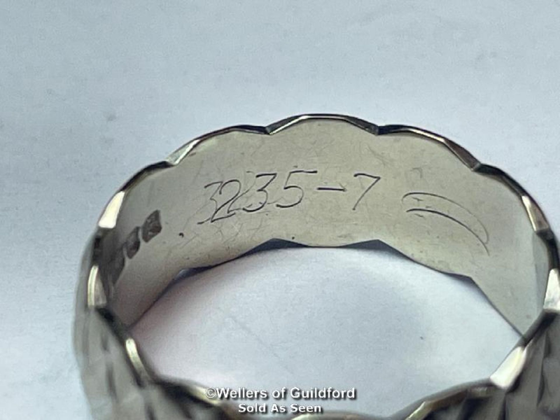 18CT WHITE GOLD PATTERNED WEDDING RING, HALLMARKED LONDON 1970, WEIGHT 4.7G, RING SIZE J - Image 4 of 4