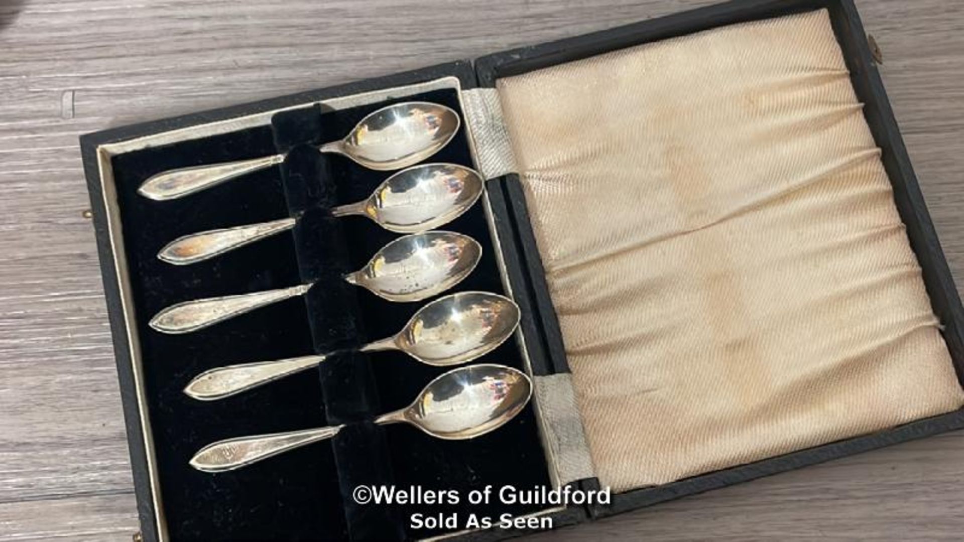 A METAL MONEY BOX "THE YORKSHIRE PENNY BANK LTD" NO. 61540 IN ORIGINAL BOX, A SET OF FIVE SPOONS AND - Bild 4 aus 7