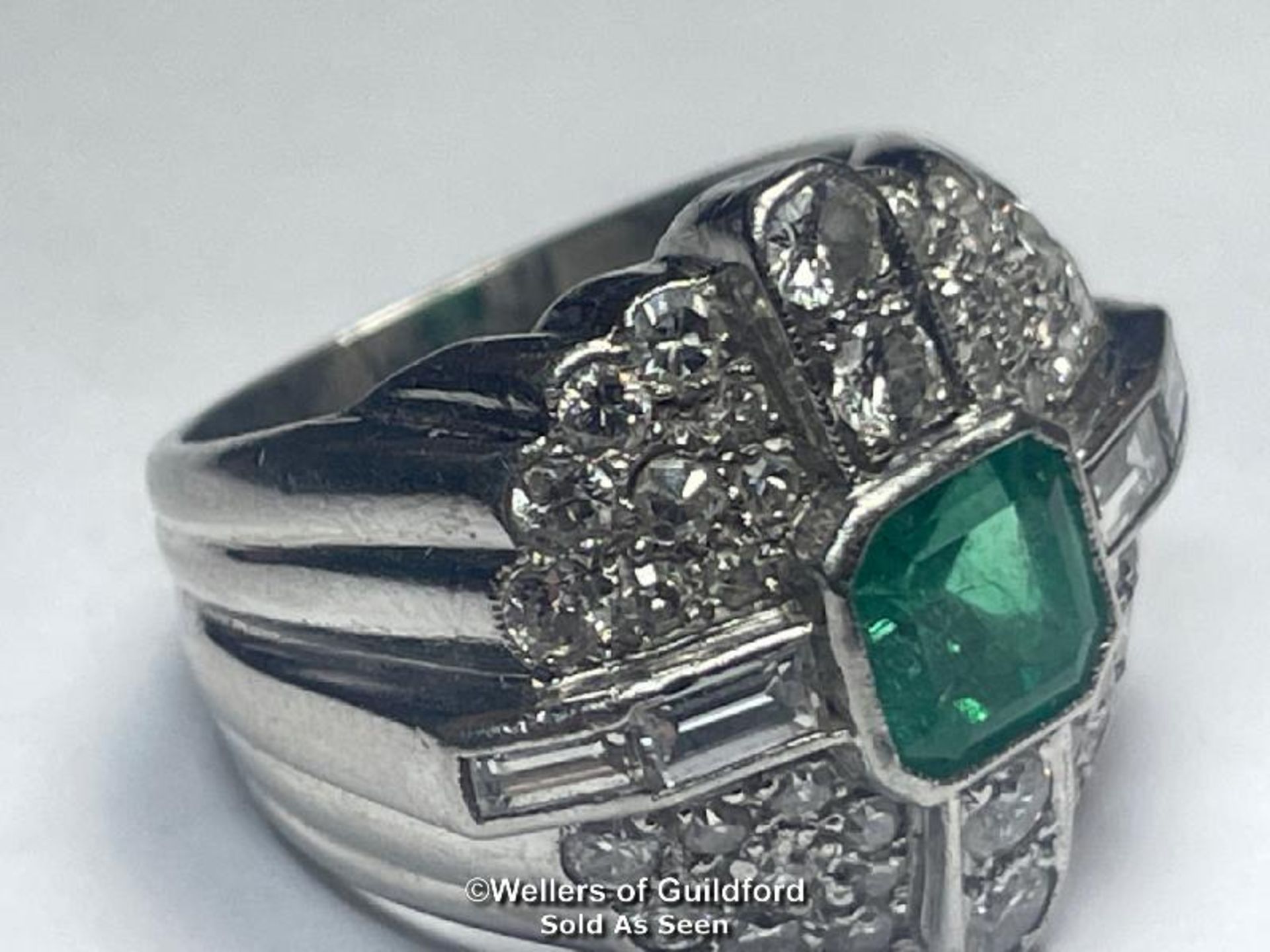 EMERALD AND DIAMOND RING STAMPED PT950, SET WITH ROUND BRILLIANT CUT, SINGLE CUT AND BAQUETTE CUT - Image 8 of 10