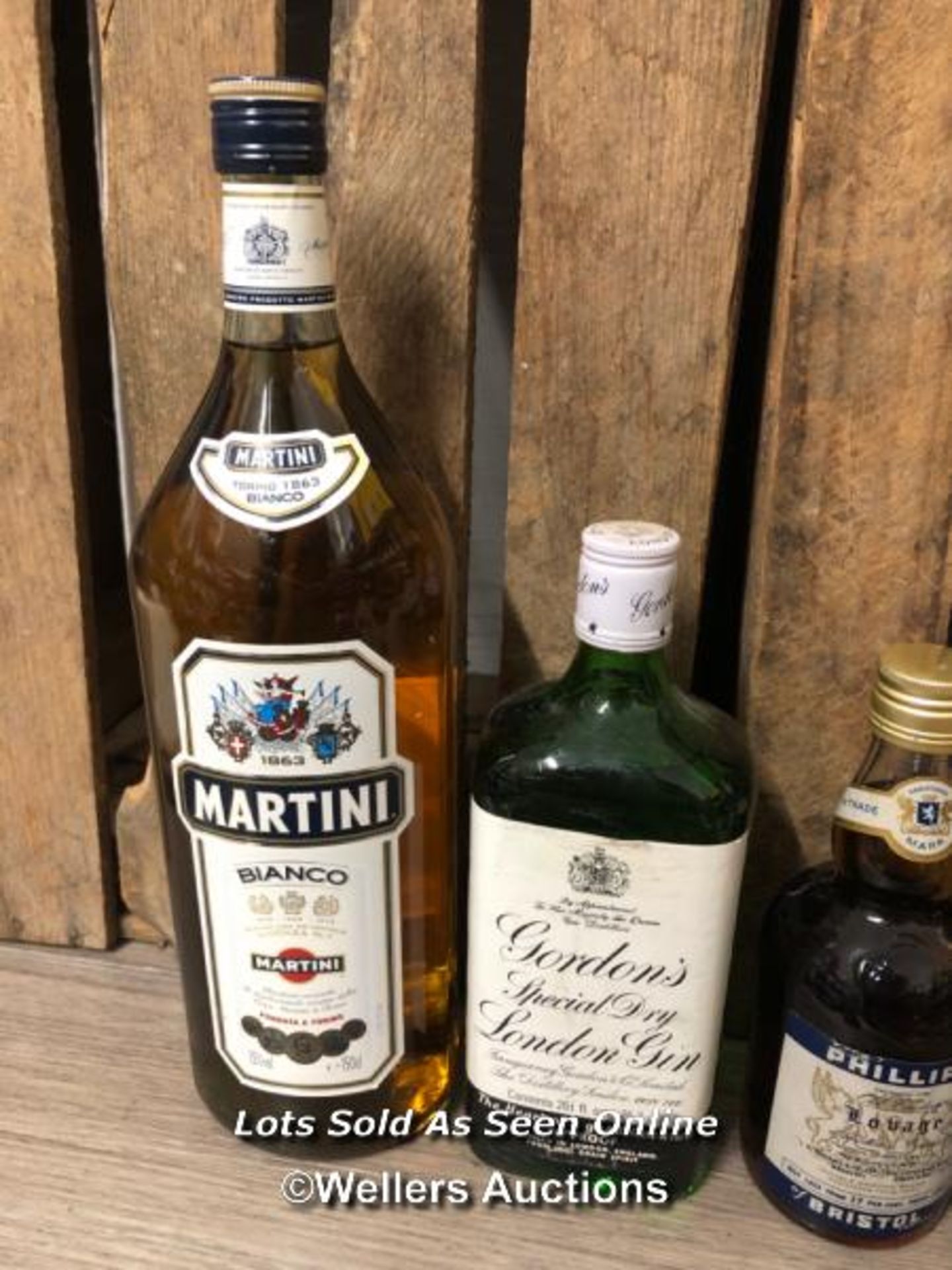 FOUR BOTTLES OF ASSORTED ALCOHOL INCL. MARTINI BIANCO, GORDON'S GIN, PHILLIPS OF BRISTOL LOVAGE & - Bild 2 aus 3
