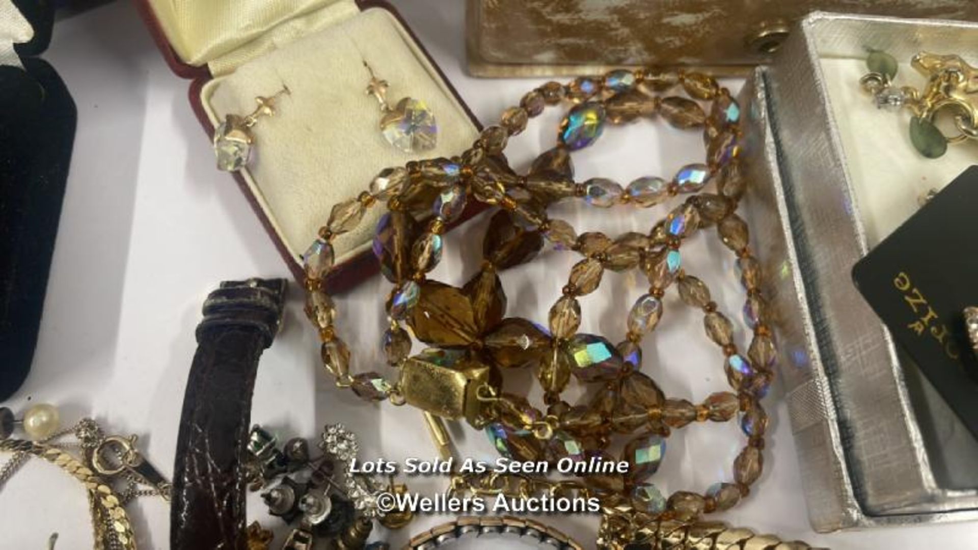 A LARGE COLLECTION OF COSTUME JEWELLERY INCLUDING PIERRE CARDIN DESIGNER COLLECTION NECKLACE & - Image 21 of 24