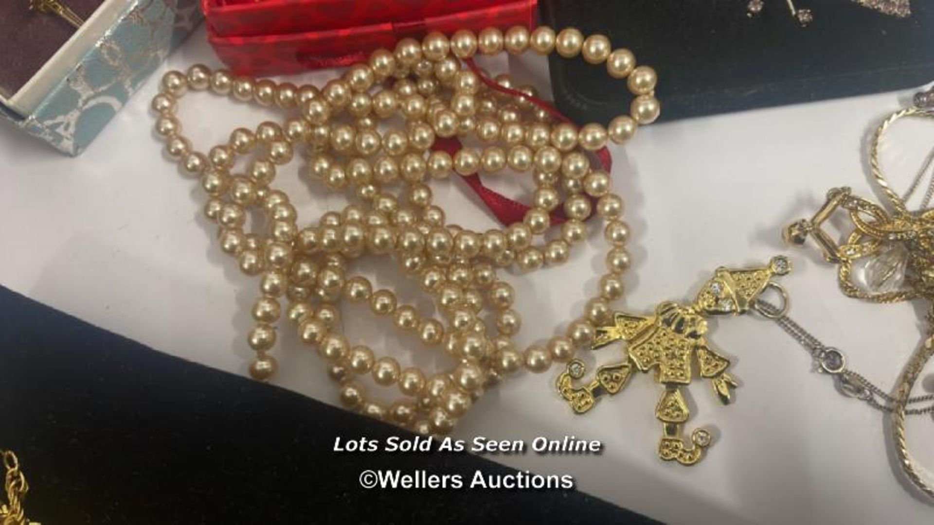 A LARGE COLLECTION OF COSTUME JEWELLERY INCLUDING PIERRE CARDIN DESIGNER COLLECTION NECKLACE & - Image 20 of 24