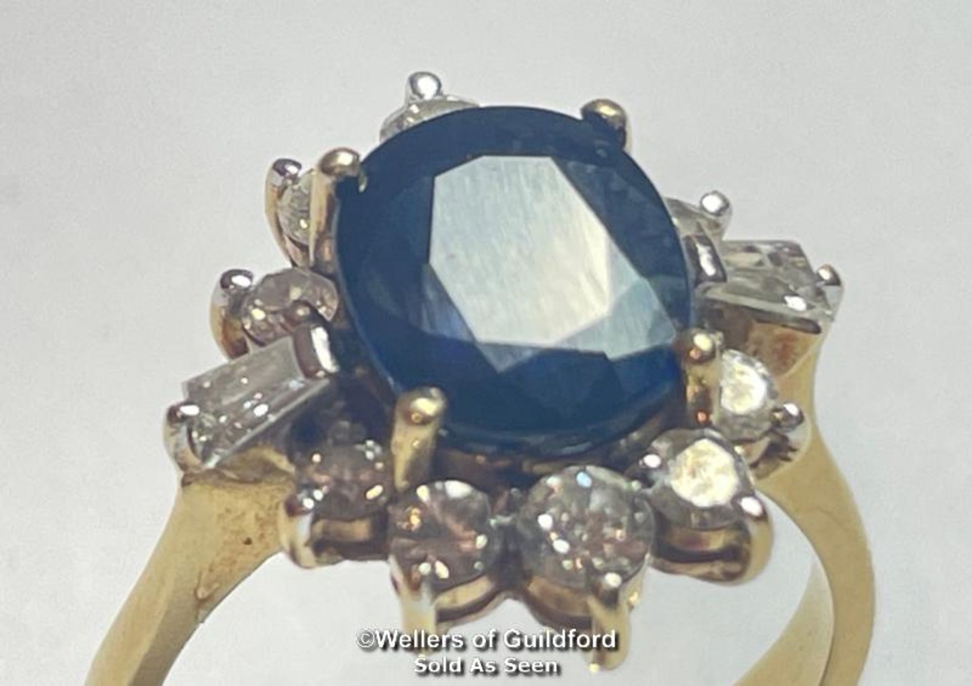 A SAPHIRE AND DIAMOND OVAL CLUSTER RING, THE SAPHIRE MEASURES APPROX 8.4 X 7.1 X 4.1MM, ESTIMATED - Bild 2 aus 6