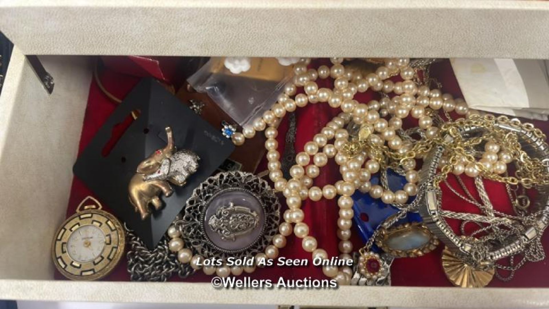 A LARGE COLLECTION OF COSTUME JEWELLERY INCLUDING PIERRE CARDIN DESIGNER COLLECTION NECKLACE & - Image 6 of 24