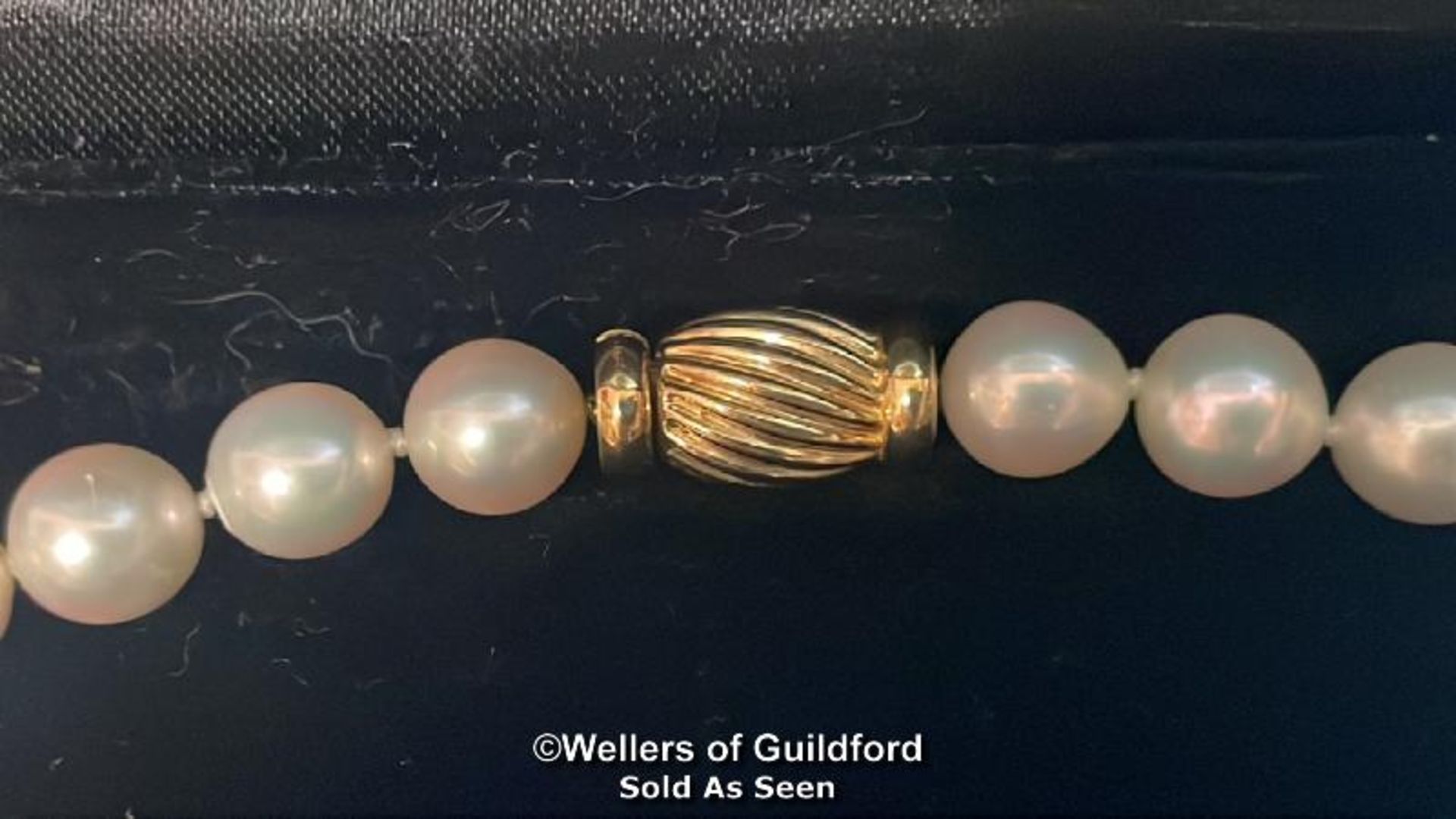 A SINGLE ROW OF CULTURED AKOYA PEARLS STRUNG KNOTTED TO A BARREL CLASP.PEARLS APPROX 8MM DIAMETER, - Bild 3 aus 4