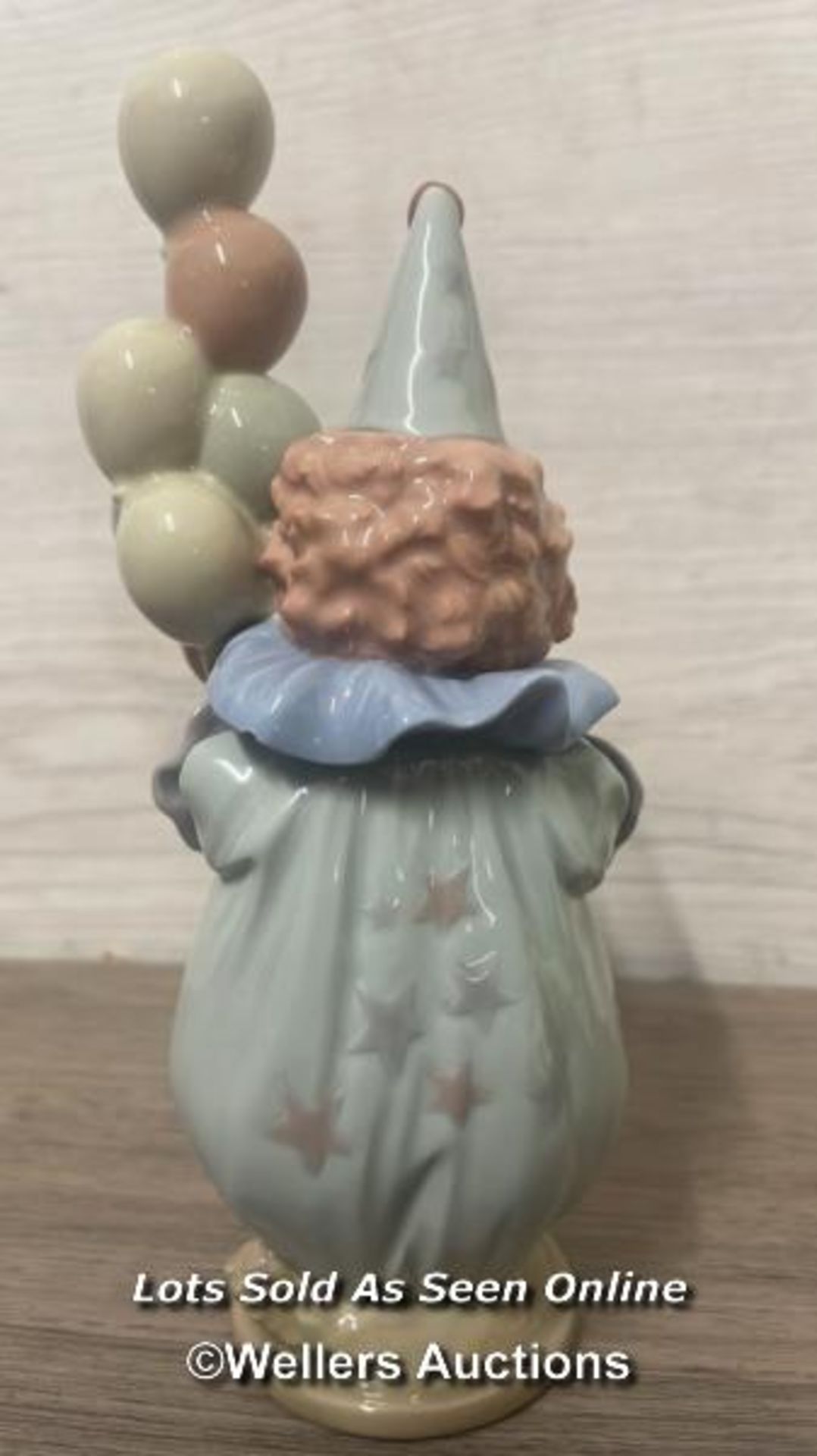 LLADRO FIGURE "LITTLEST CLOWN" NO.05811, COLLAR HAS A SMALL CHIP OTHERWISE GOOD CONDITION, 18.5CM - Image 2 of 5