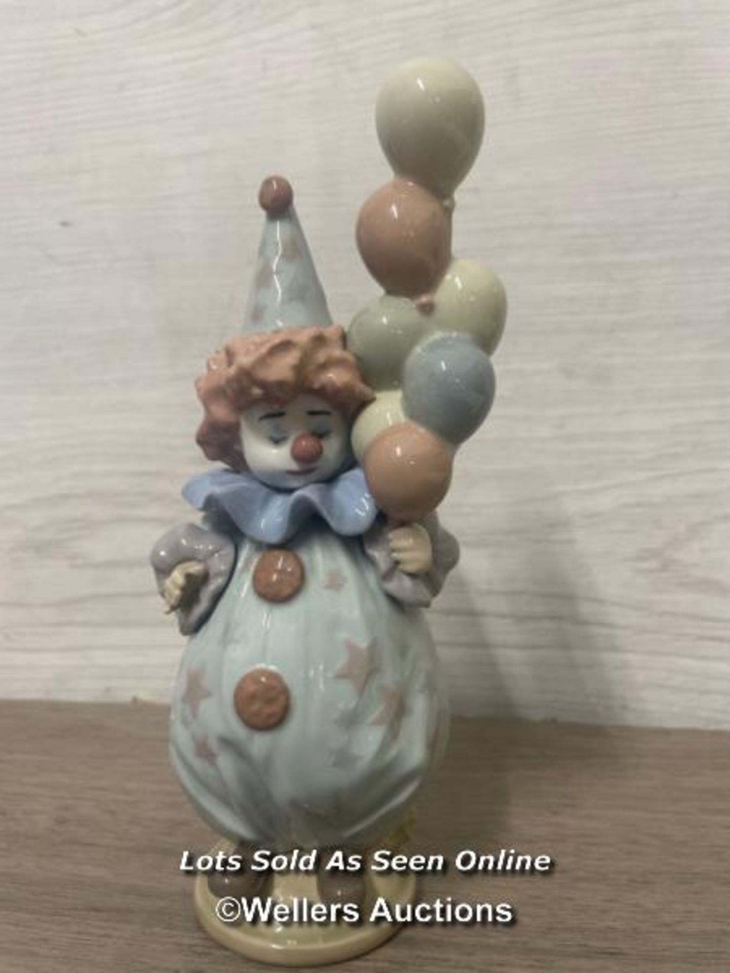 LLADRO FIGURE "LITTLEST CLOWN" NO.05811, COLLAR HAS A SMALL CHIP OTHERWISE GOOD CONDITION, 18.5CM