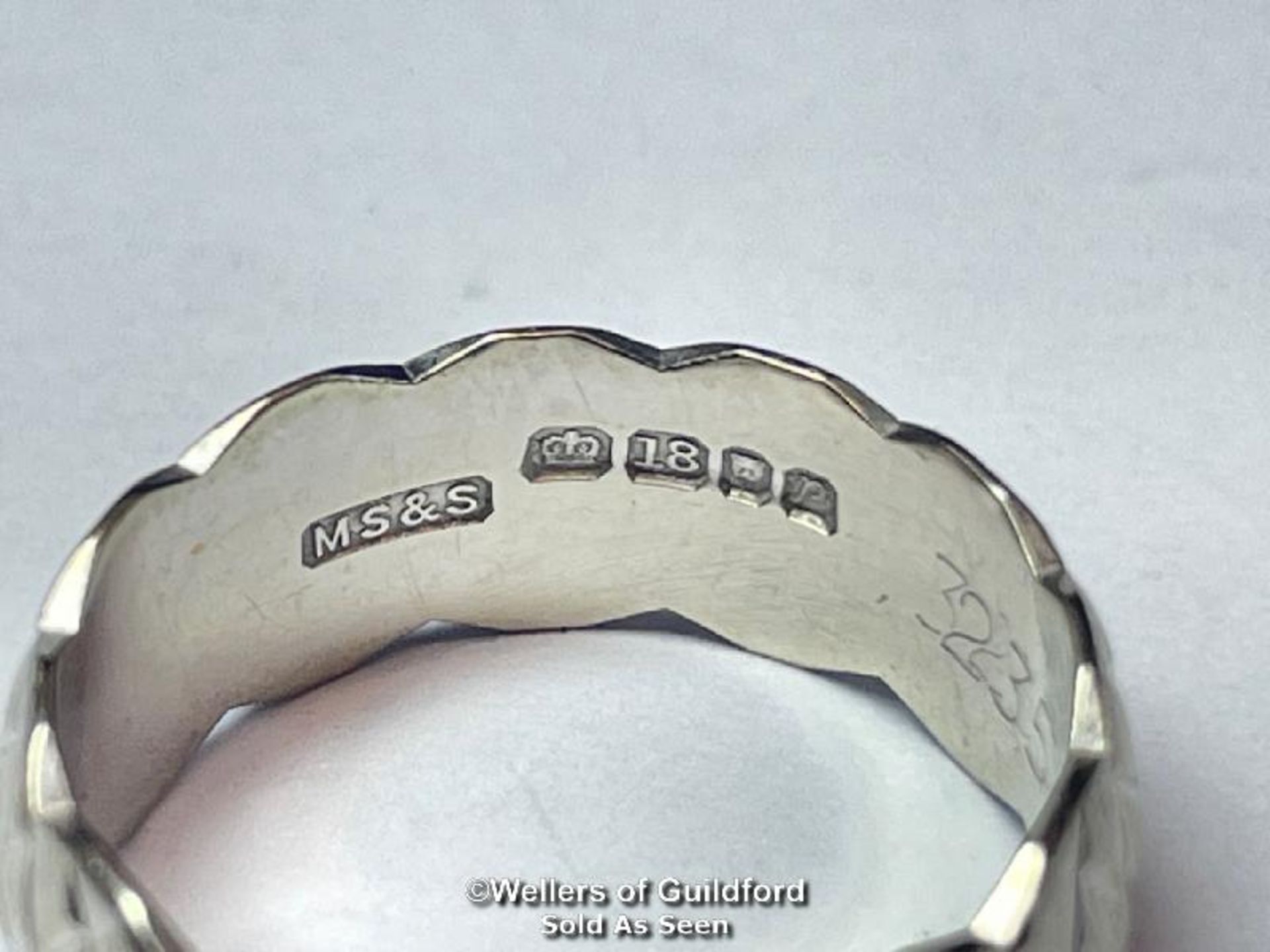 18CT WHITE GOLD PATTERNED WEDDING RING, HALLMARKED LONDON 1970, WEIGHT 4.7G, RING SIZE J - Image 3 of 4