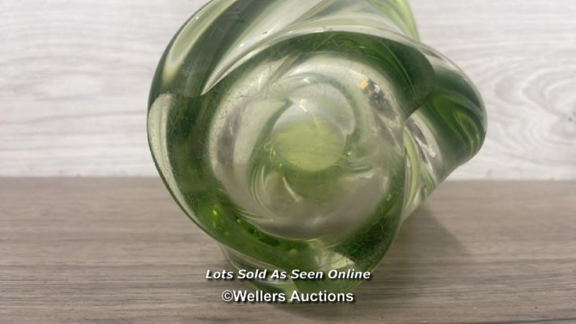 VAL SAINT LAMBERT HEAVY GREEN GLASS VASE OF TWISTED FORM, 18CM HIGH - Image 4 of 6
