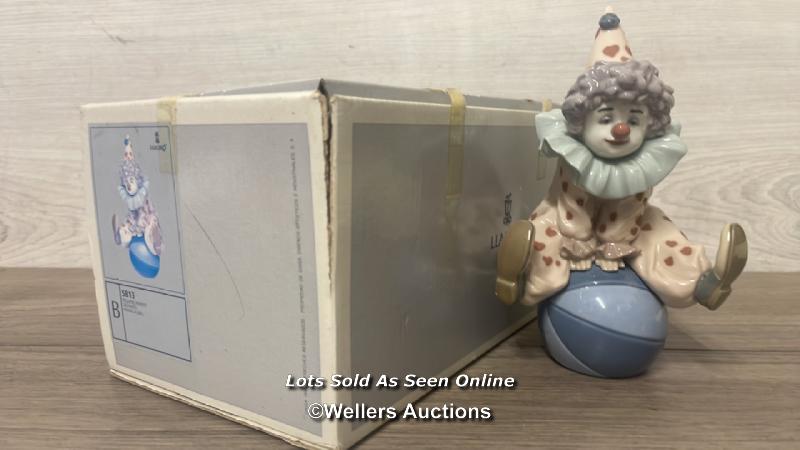 LLADRO FIGURE "HAVING A BALL" NO. 5813, OVERALL GOOD CONDITION, 18CM HIGH, BOXED - Image 5 of 5