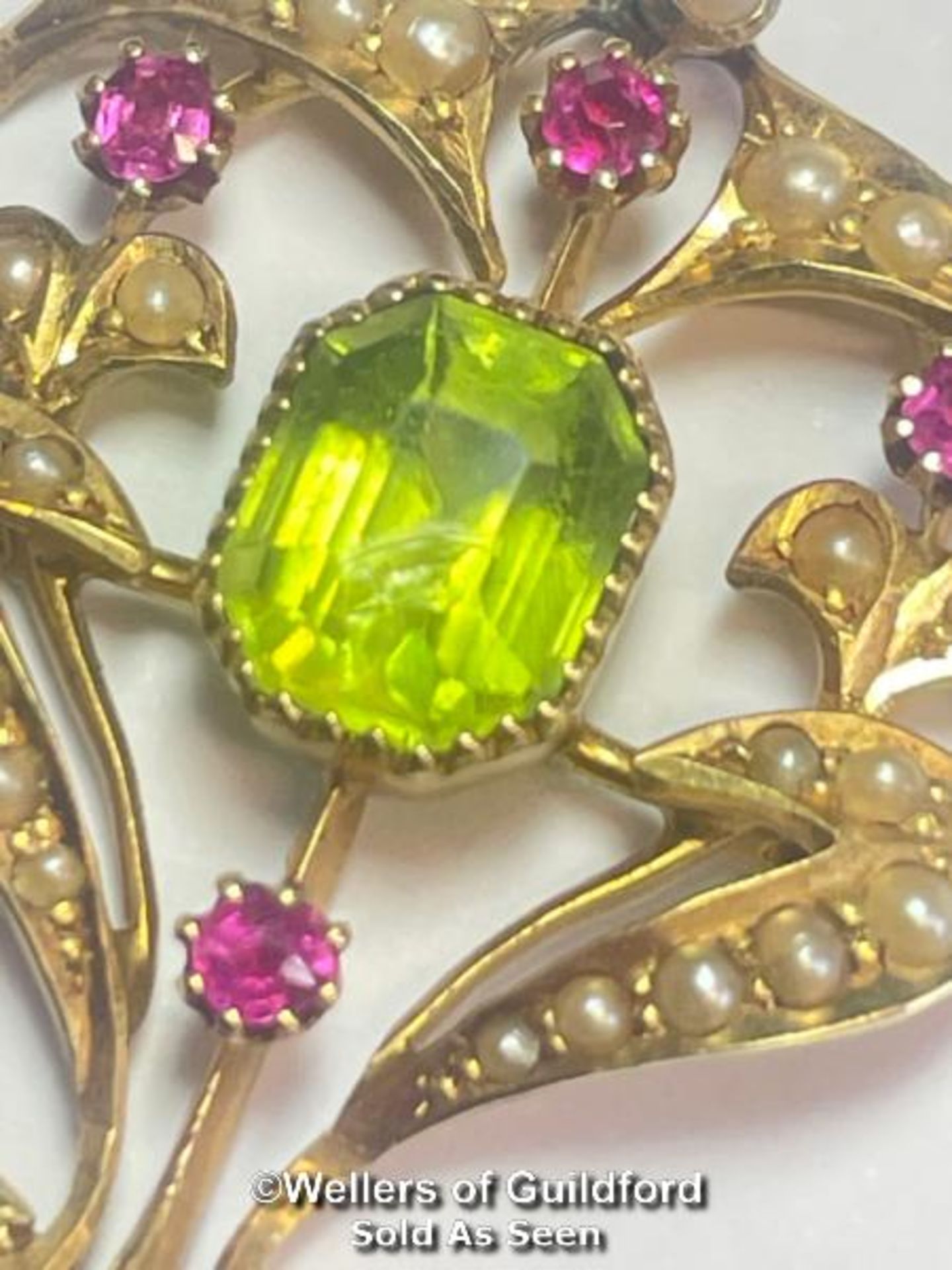 ART NOUVEAU PENDANT STAMPED 15CT SET WITH PERIDOT, RUBIES AND SPLIT SEED PEARLS. WEIGHT 3.9G, - Bild 2 aus 3