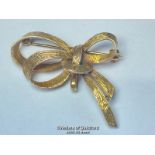 9CT GOLD TEXTURED BOW BROOCH, HALLMARKED LONDON 1970, WEIGHT 5.25G