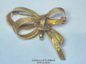 9CT GOLD TEXTURED BOW BROOCH, HALLMARKED LONDON 1970, WEIGHT 5.25G