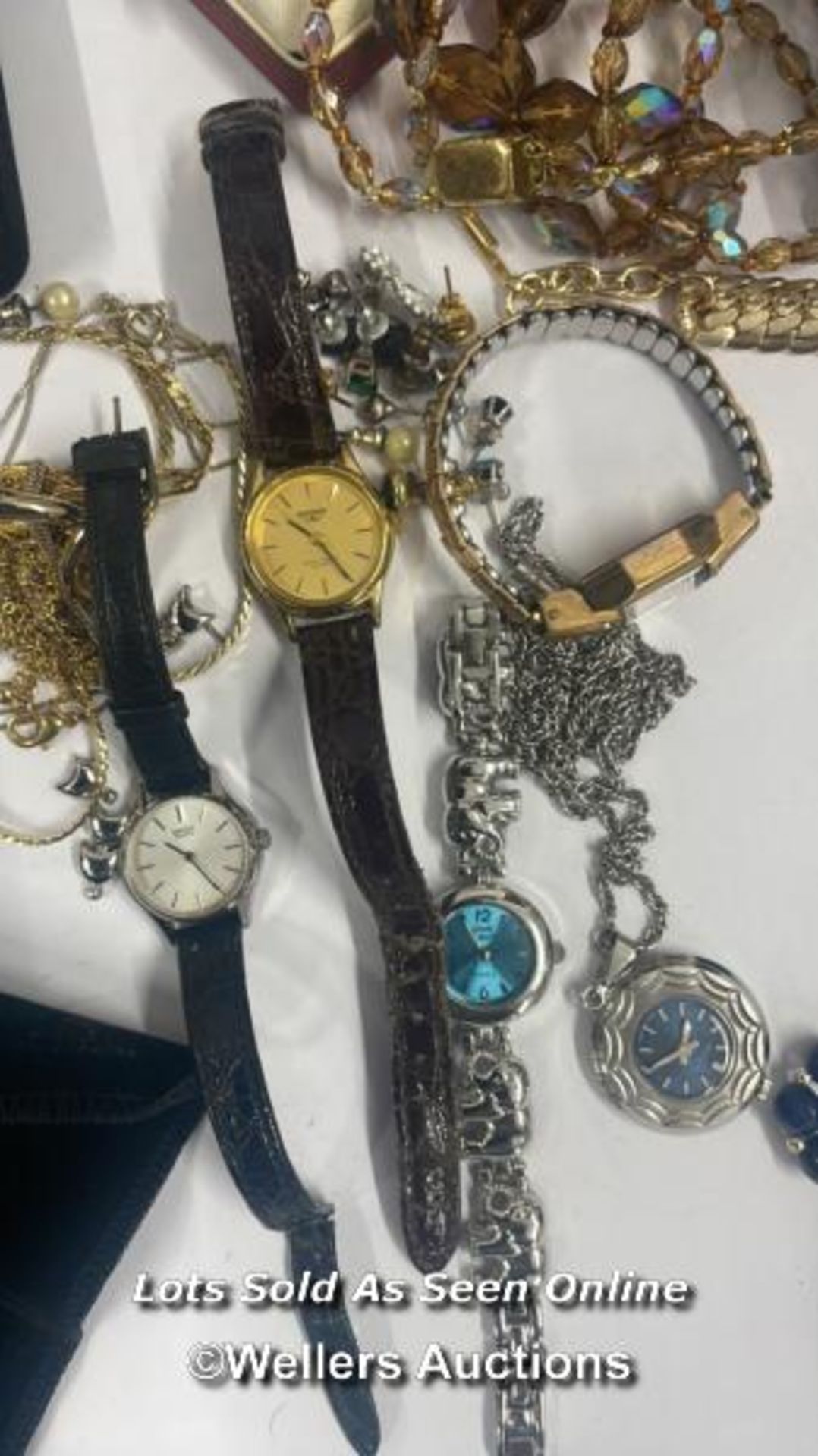 A LARGE COLLECTION OF COSTUME JEWELLERY INCLUDING PIERRE CARDIN DESIGNER COLLECTION NECKLACE & - Image 3 of 24