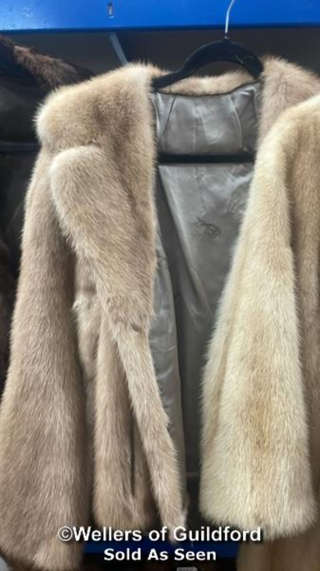 *ELEVEN ASSORTED VINTAGE FUR COATS - Bild 6 aus 12