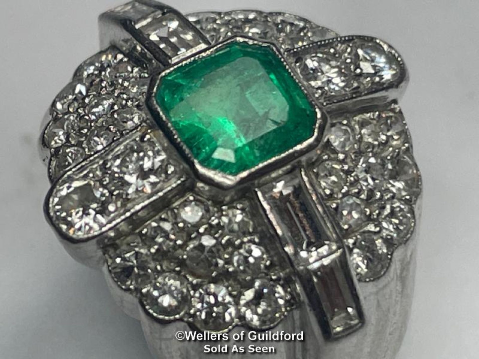 EMERALD AND DIAMOND RING STAMPED PT950, SET WITH ROUND BRILLIANT CUT, SINGLE CUT AND BAQUETTE CUT - Image 2 of 10