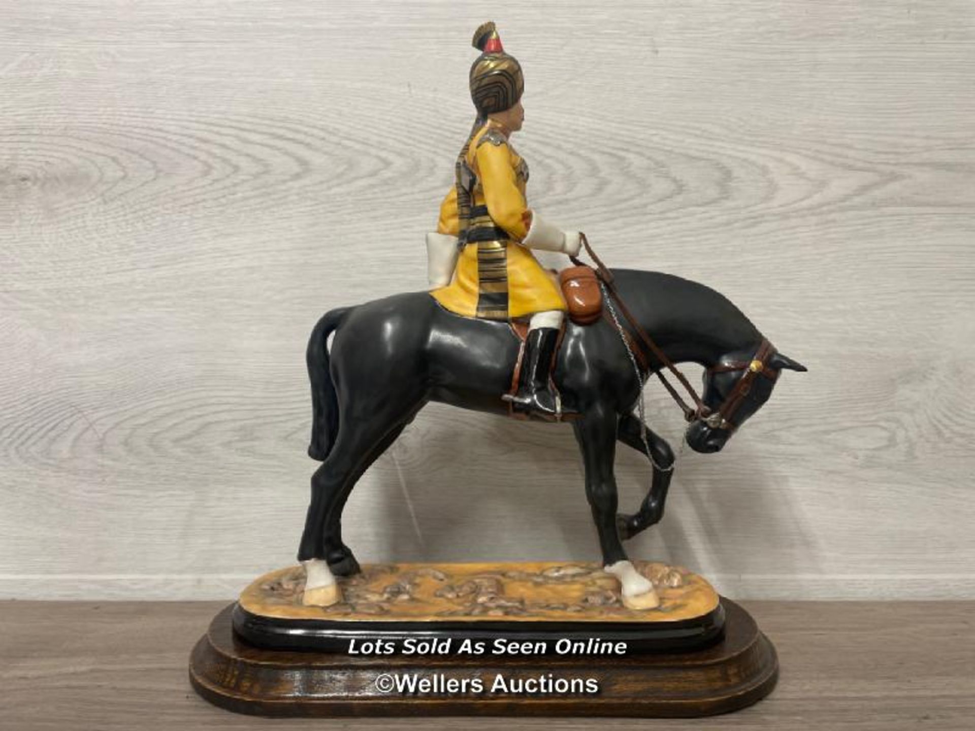 MICHAEL J SUTTY HAND PAINTED PORCELAIN FIGURE, SKINNERS HORSE, OFFICER 1911, MODEL NO.5 LIMITED - Bild 2 aus 11