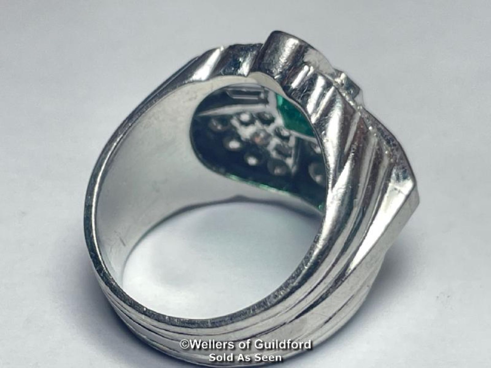 EMERALD AND DIAMOND RING STAMPED PT950, SET WITH ROUND BRILLIANT CUT, SINGLE CUT AND BAQUETTE CUT - Image 3 of 10