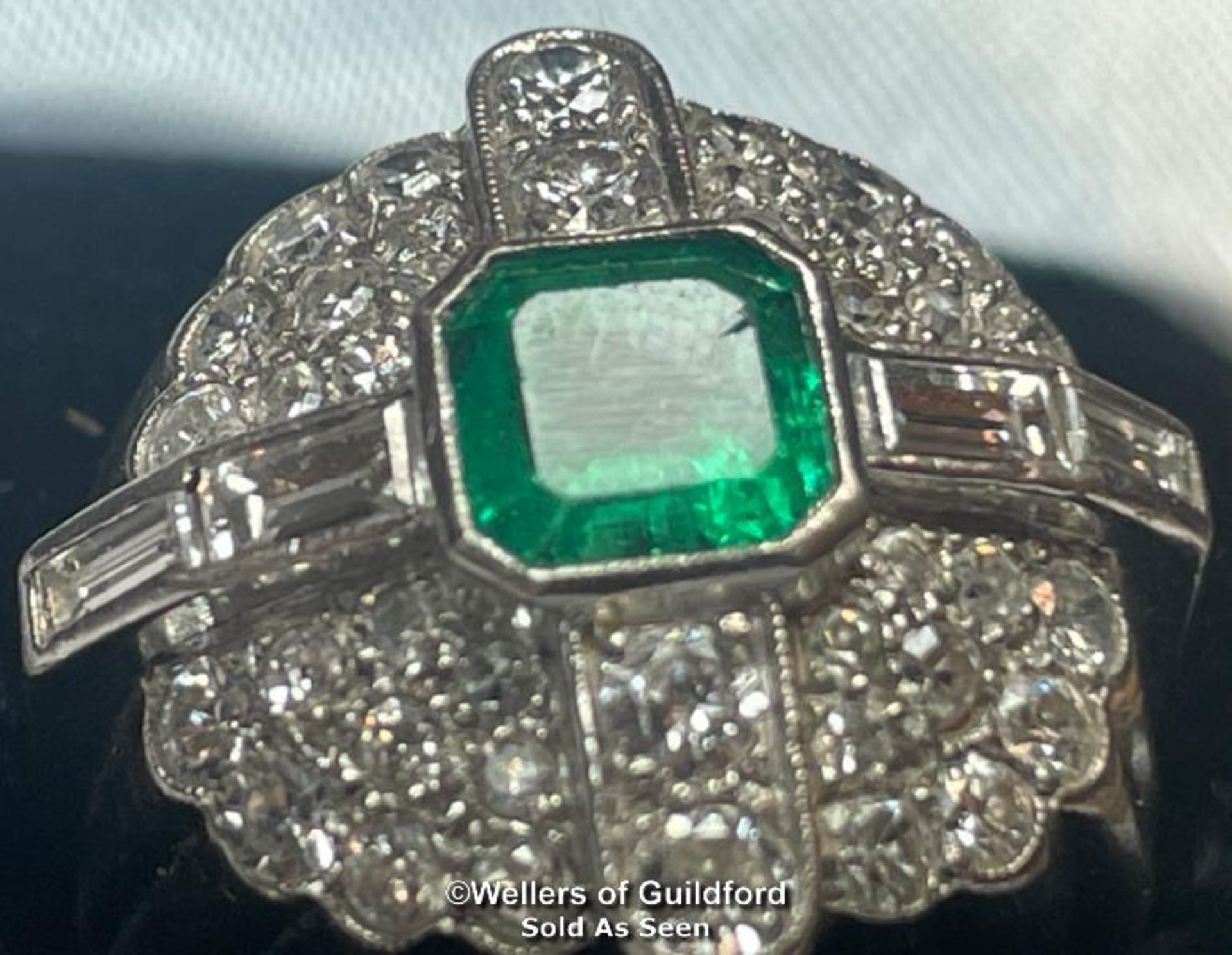 EMERALD AND DIAMOND RING STAMPED PT950, SET WITH ROUND BRILLIANT CUT, SINGLE CUT AND BAQUETTE CUT - Image 10 of 10