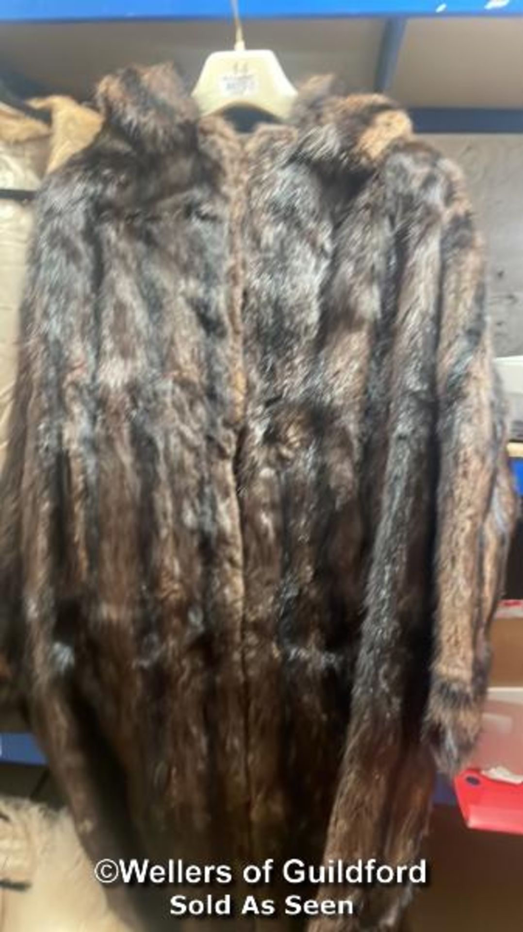 *ELEVEN ASSORTED VINTAGE FUR COATS - Bild 9 aus 12