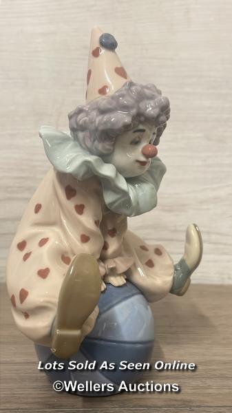 LLADRO FIGURE "HAVING A BALL" NO. 5813, OVERALL GOOD CONDITION, 18CM HIGH, BOXED - Image 2 of 5